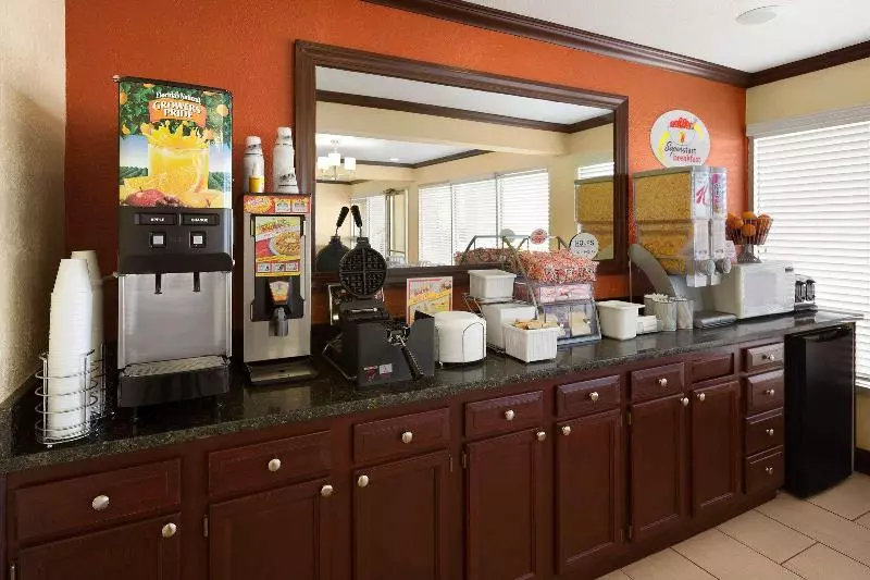 호텔 Super 8 By Wyndham Woodward