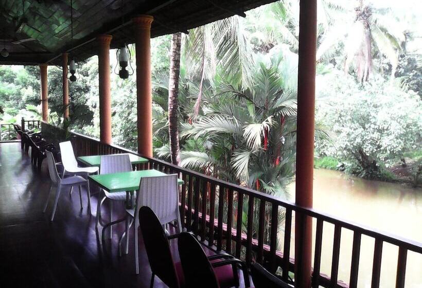 فندق Backwater Retreat   Honeymoon House