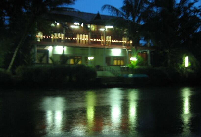 فندق Backwater Retreat   Honeymoon House