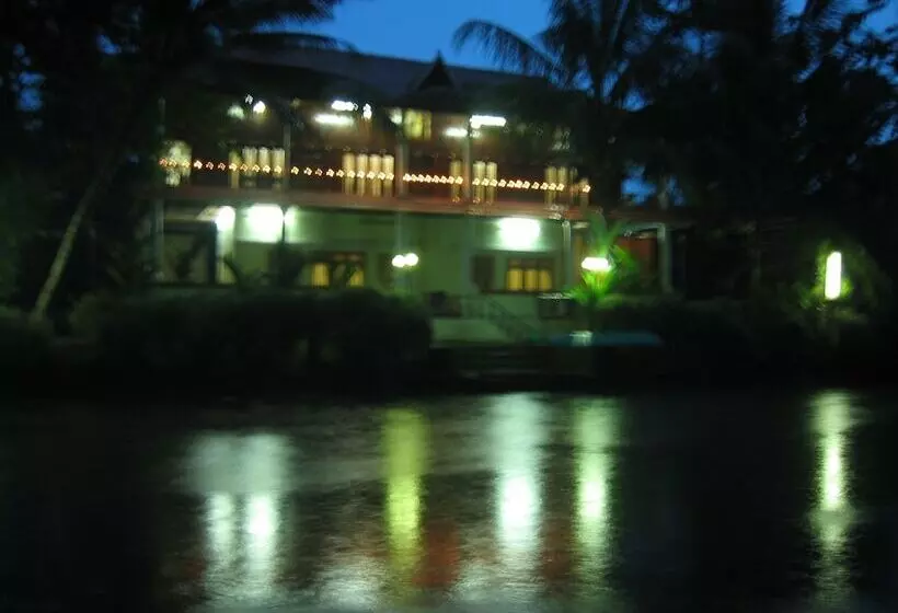 호텔 Backwater Retreat   Honeymoon House