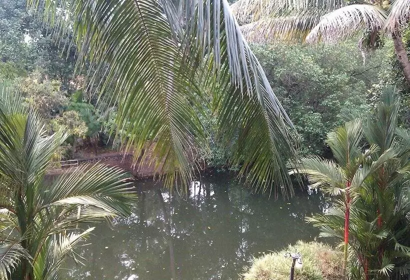 호텔 Backwater Retreat   Honeymoon House