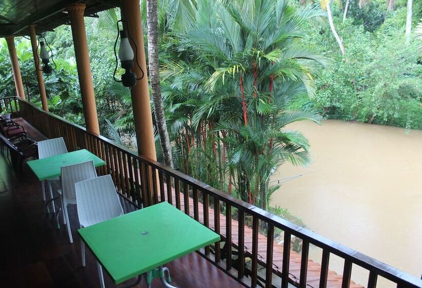 فندق Backwater Retreat   Honeymoon House