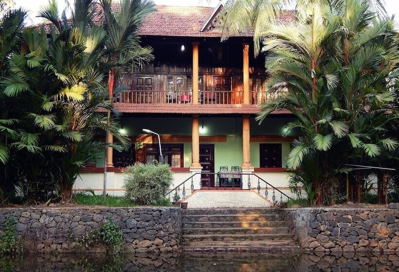 فندق Backwater Retreat   Honeymoon House