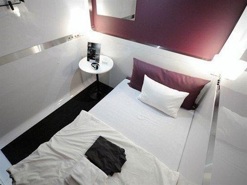 Капсульный Oтель First Cabin Kyoto Karasuma Caters To Women