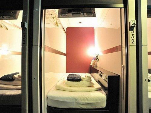 Капсульный Oтель First Cabin Kyoto Karasuma Caters To Women