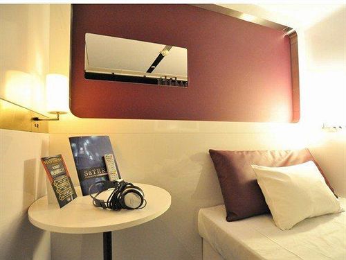 Капсульный Oтель First Cabin Kyoto Karasuma Caters To Women