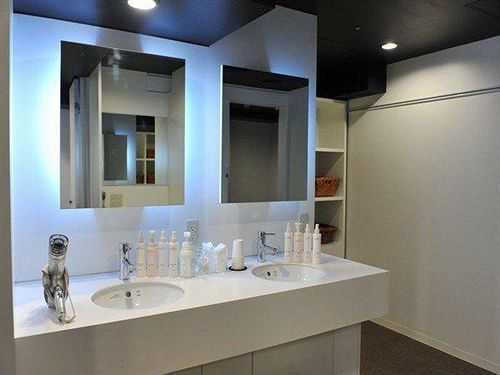 Капсульный Oтель First Cabin Kyoto Karasuma Caters To Women