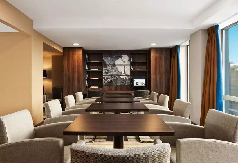 هتل Hampton By Hilton Clujnapoca