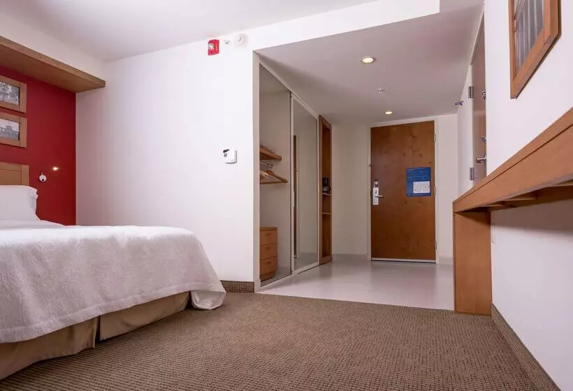 Отель Hampton Inn By Hilton Guadalajara/expo