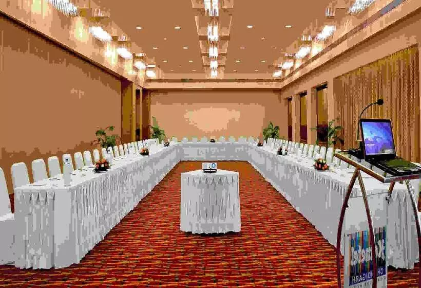 酒店 Hometel Chandigarh