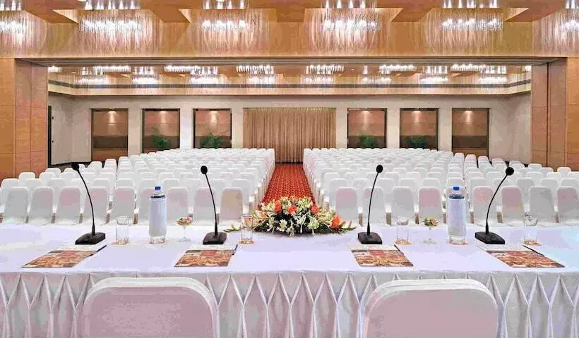 酒店 Hometel Chandigarh