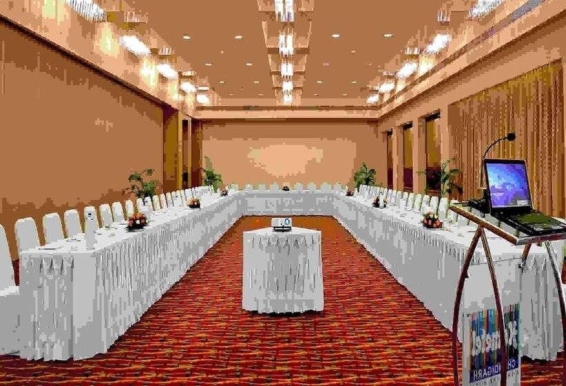 Отель Hometel Chandigarh