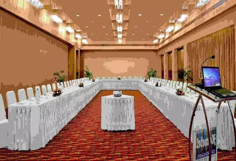 酒店 Hometel Chandigarh