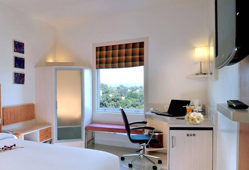 Отель Hometel Chandigarh