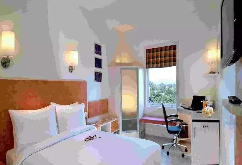 酒店 Hometel Chandigarh