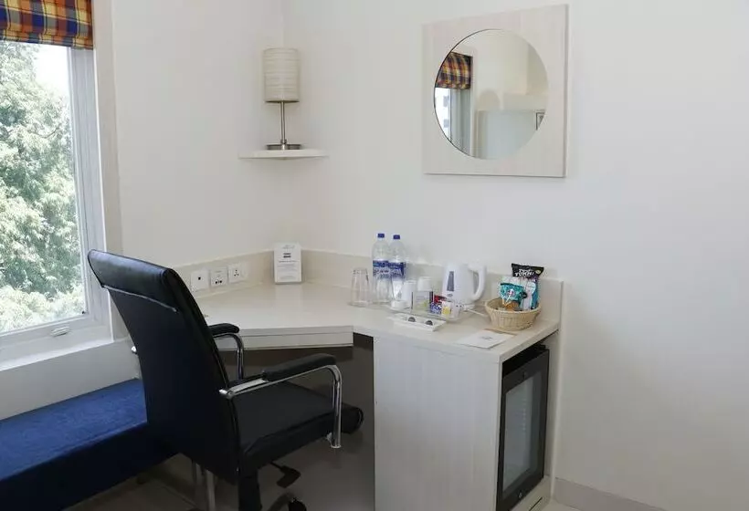 酒店 Hometel Chandigarh