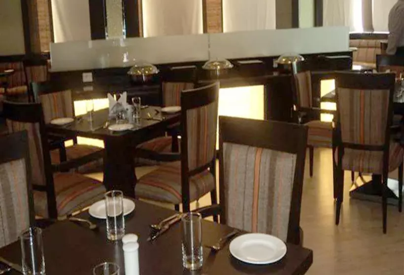 فندق Legend Sarovar Portico
