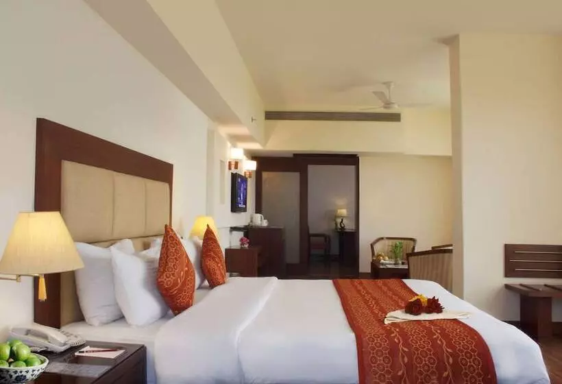 فندق Legend Sarovar Portico