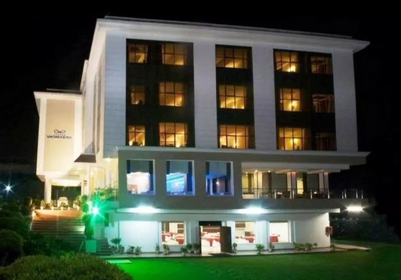 فندق Legend Sarovar Portico