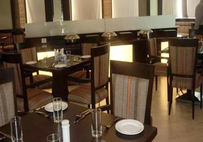 فندق Legend Sarovar Portico