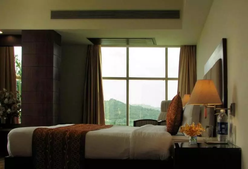 فندق Legend Sarovar Portico