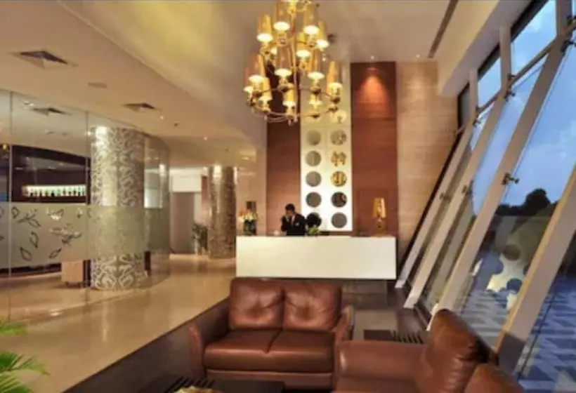 酒店 Majestic Court Sarovar Portico Navi Mumbai