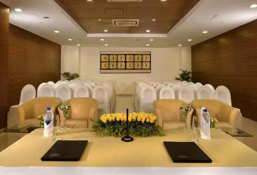 ホテル Majestic Court Sarovar Portico Navi Mumbai