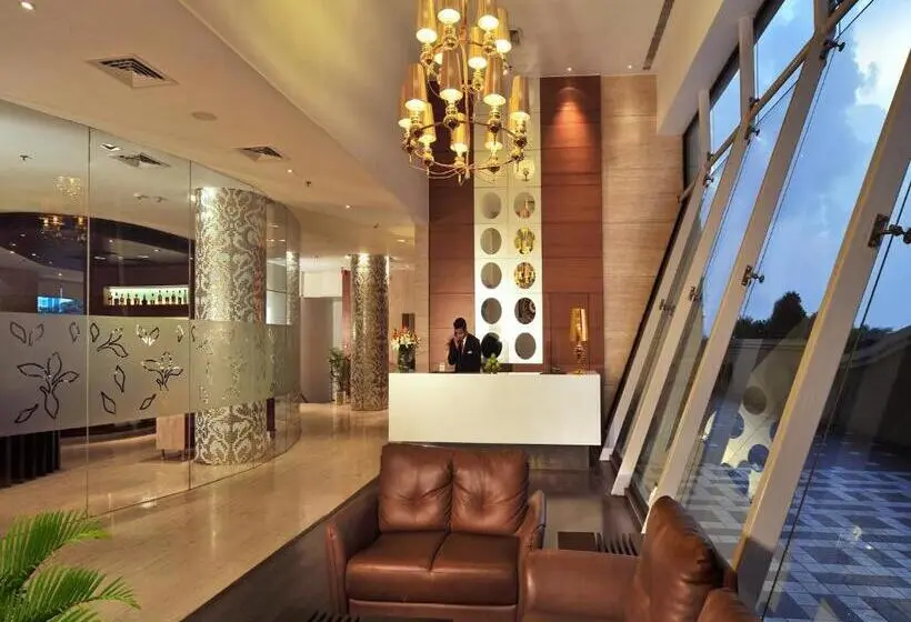 ホテル Majestic Court Sarovar Portico Navi Mumbai