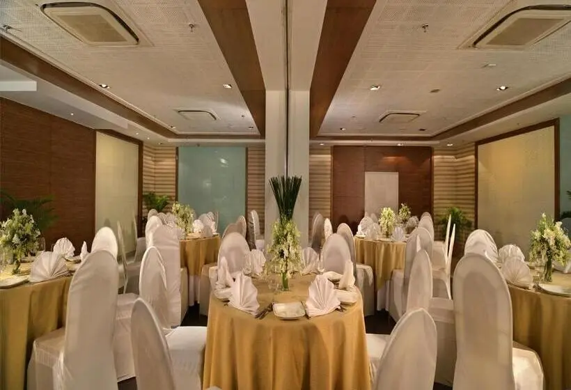 ホテル Majestic Court Sarovar Portico Navi Mumbai