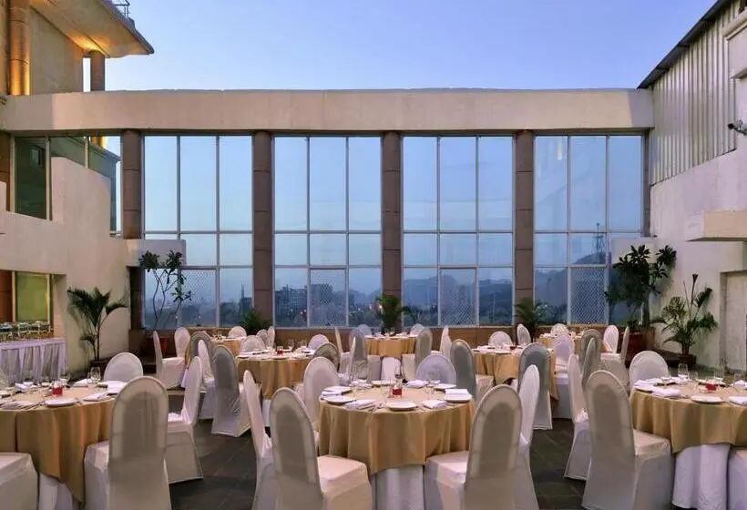 ホテル Majestic Court Sarovar Portico Navi Mumbai