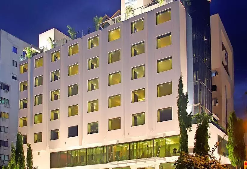 호텔 Marasa Sarovar Portico  Rajkot