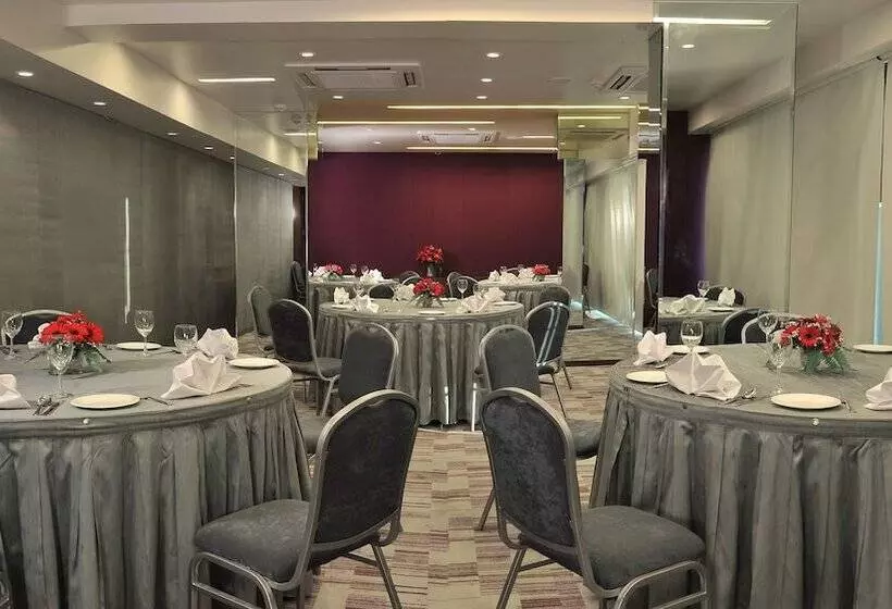 호텔 Marasa Sarovar Portico  Rajkot