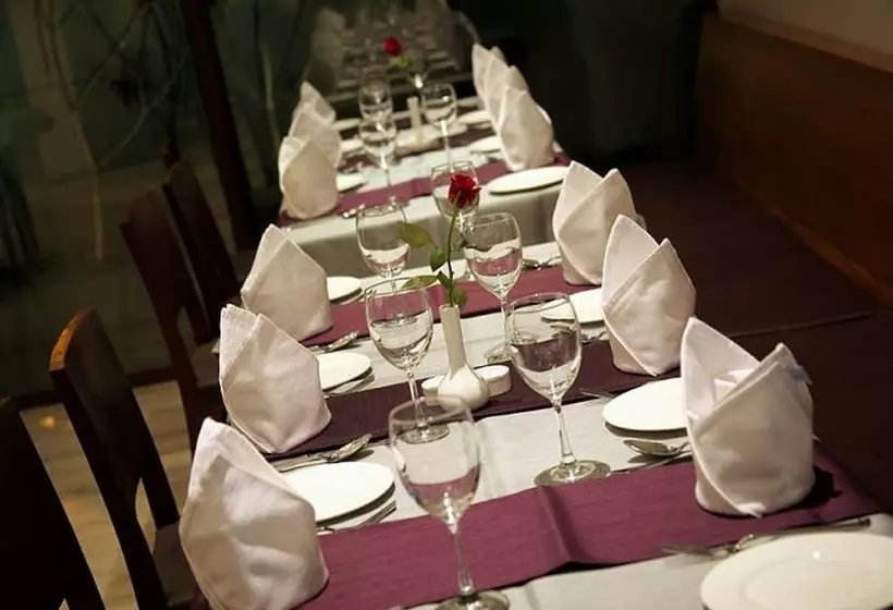 호텔 Marasa Sarovar Portico  Rajkot