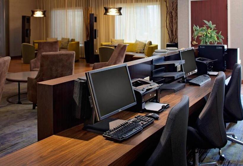 호텔 Courtyard Long Island Macarthur Airport