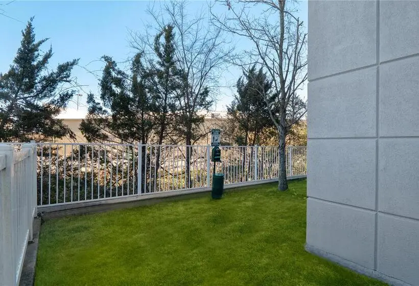 ホテル Stones River Inn & Suites