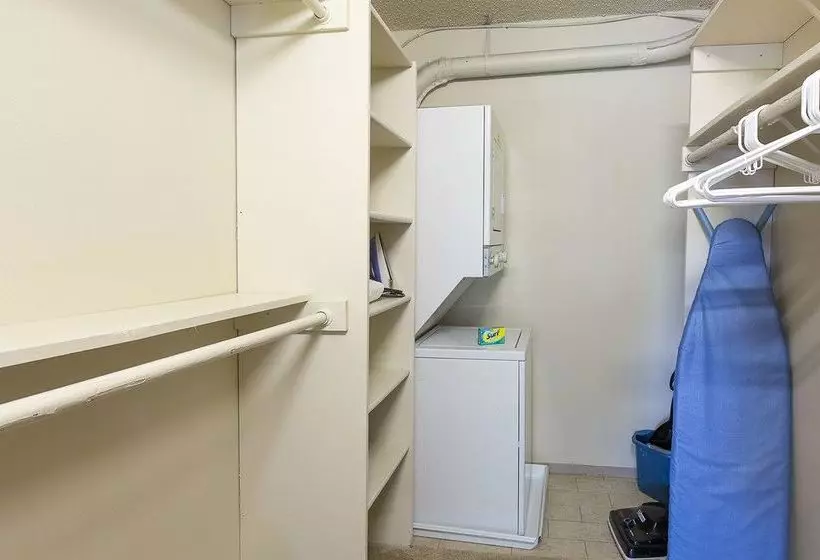 Oakwood Falls Church Aparthotel