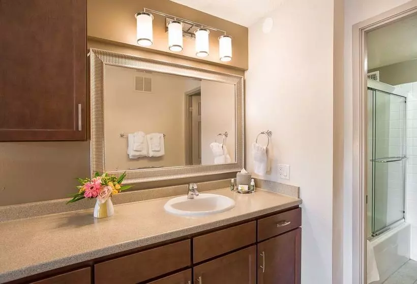 Oakwood Falls Church Aparthotel