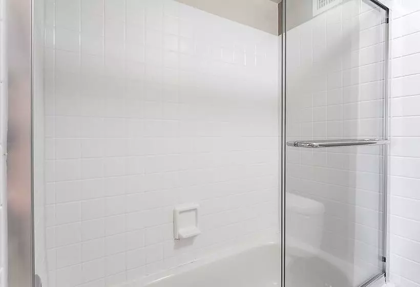 Oakwood Falls Church Aparthotel