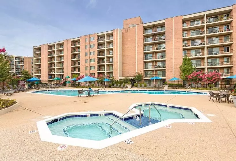 Oakwood Falls Church Aparthotel