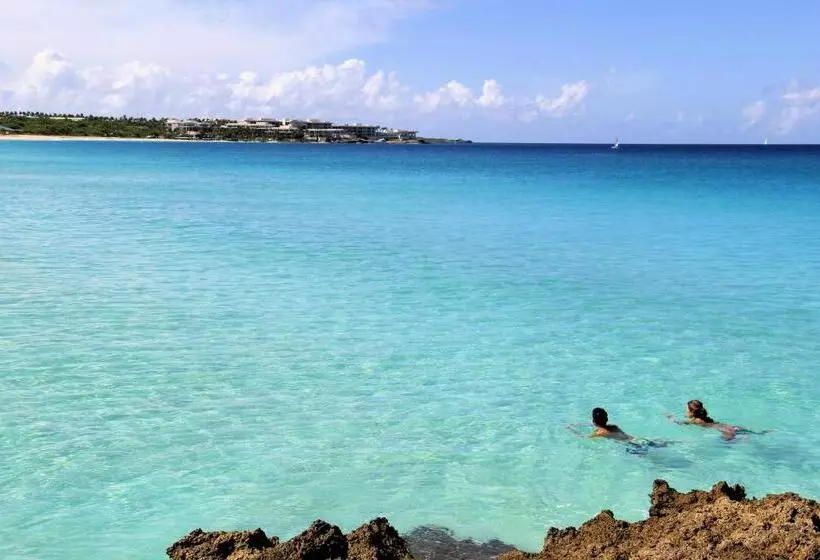 هتل Carimar Beach Club