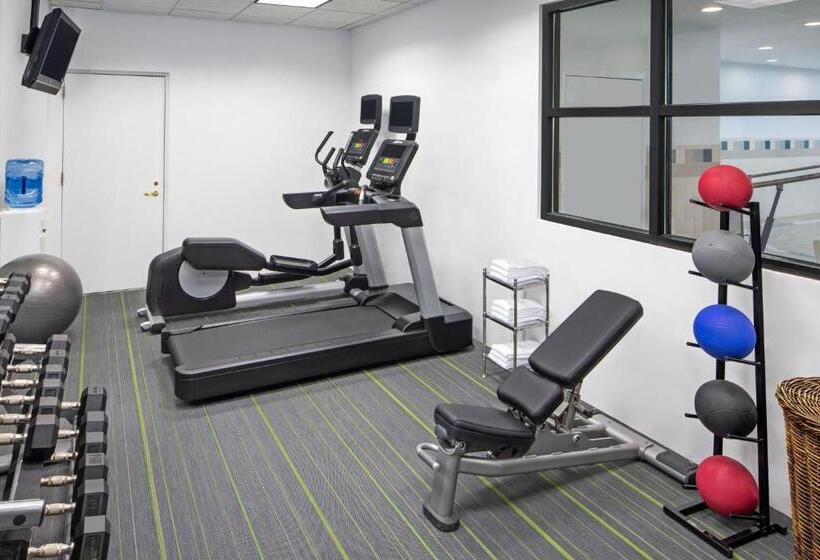 בית מלון כפרי Courtyard By Marriott Stamford Downtown