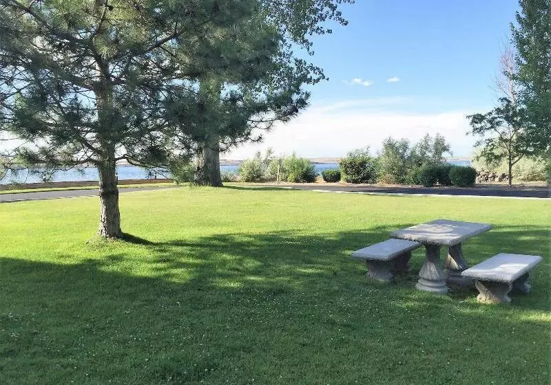 Otel River Lodge And Cabins