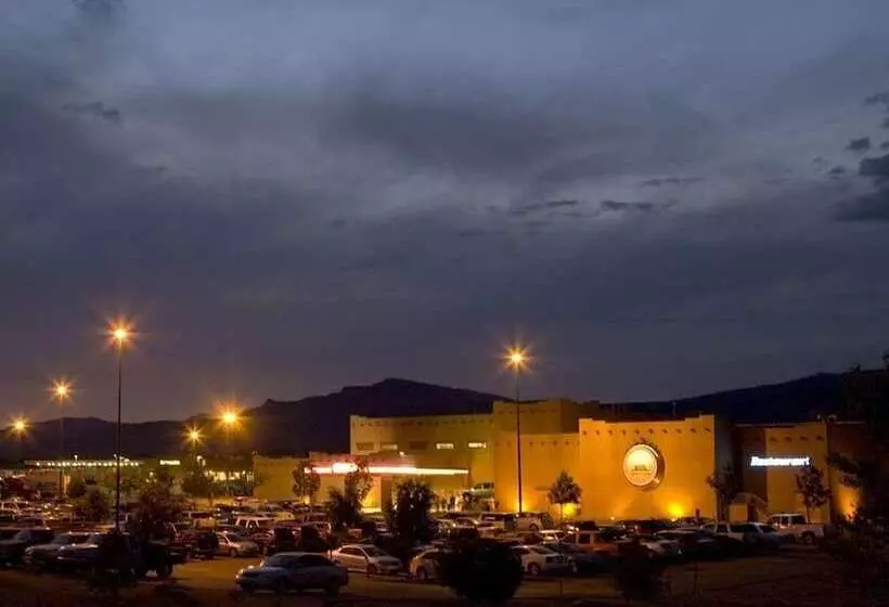 בית מלון כפרי Sky City Casino