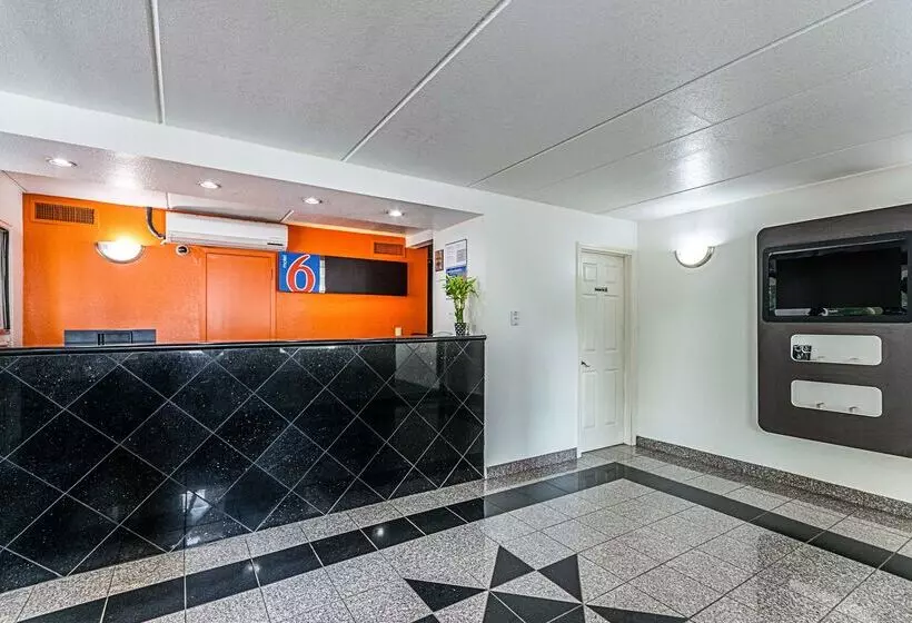 Motel 6 Cleveland, Tx