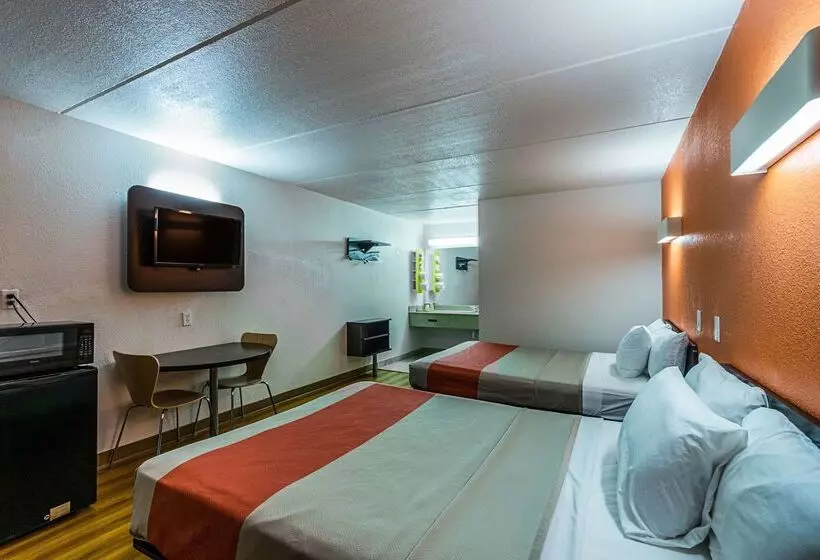 Motel 6 Cleveland, Tx