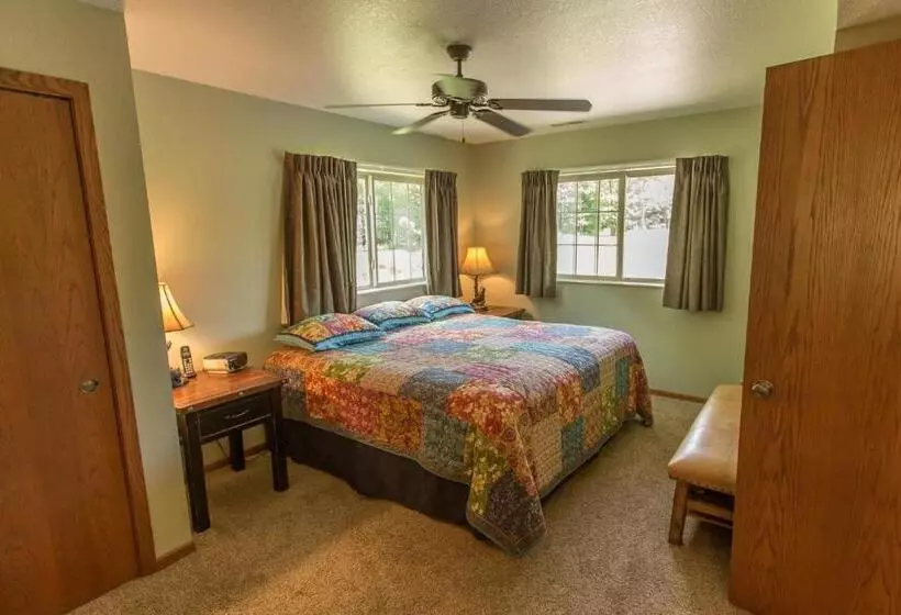 渡假胜地  Wild Eagle Lodge