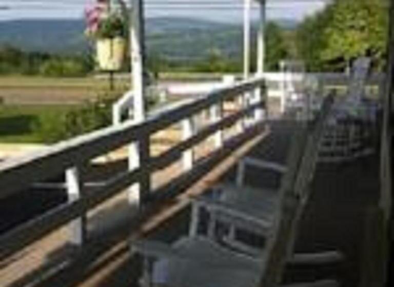 צימר Longhouse Lodge Motel