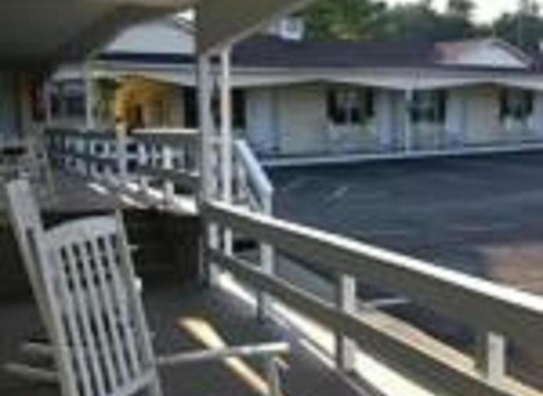 צימר Longhouse Lodge Motel