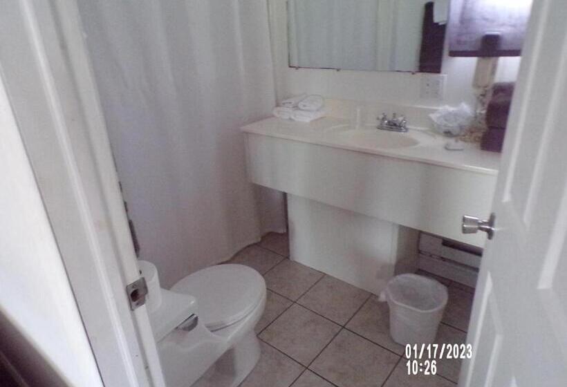 צימר Longhouse Lodge Motel