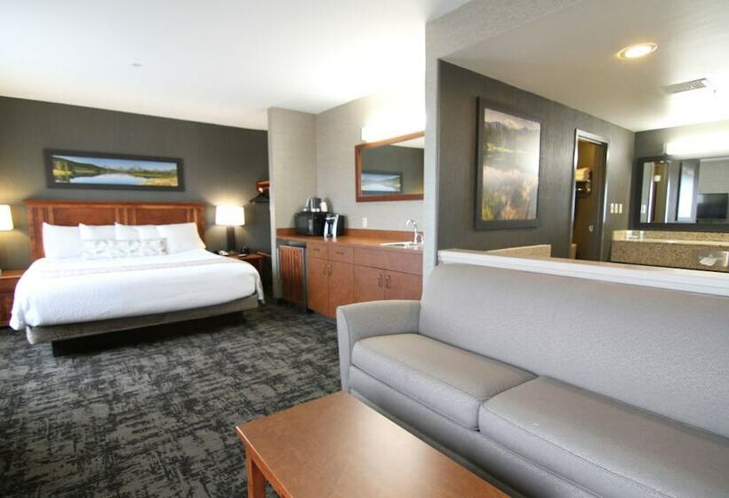 Casper C Mon Inn Hotel & Suites